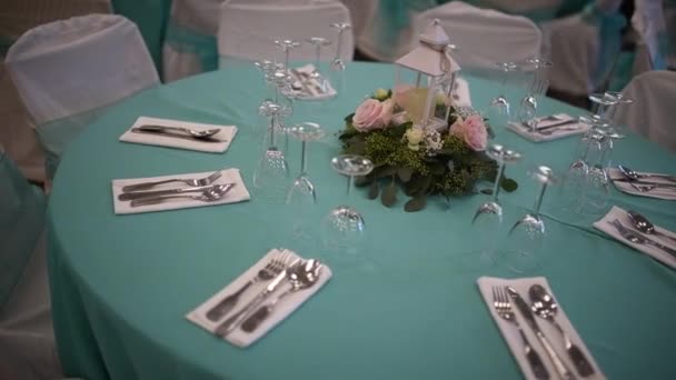 Glazen, bloemen, vork, tafel set voor bruiloft — Stockvideo