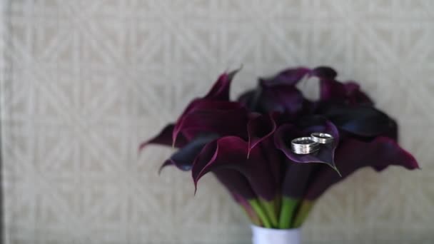 Bröllop brudbukett med blommor i händerna på bruden — Stockvideo