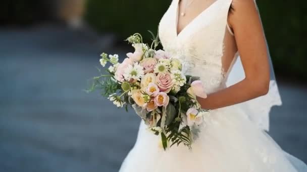 El ramo nupcial de boda de las flores en las manos de la novia — Vídeos de Stock