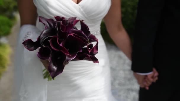 Весільний весільний букет з квітів в руках нареченої — стокове відео