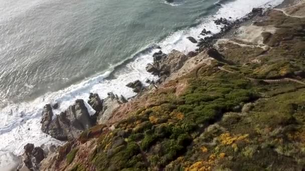 Vista aérea de las olas del mar golpeando la costa rocosa — Vídeos de Stock