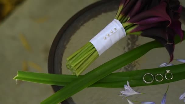 Buquê de noiva de casamento de flores em mãos da noiva — Vídeo de Stock