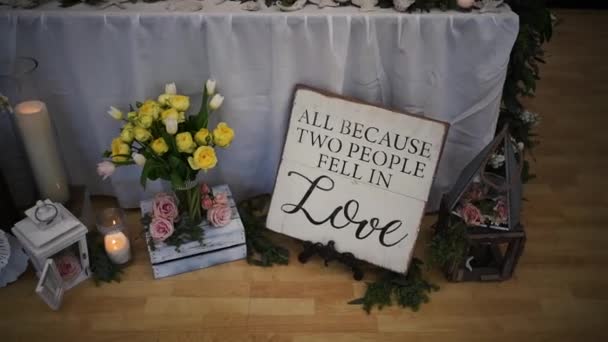 Tabulka s bonbóny zdobené pro svatební hostinu — Stock video