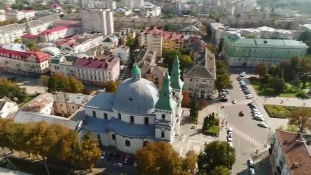 Vista aerea Cattedrale, lago, banchina Ternopil, Ucraina — Video Stock