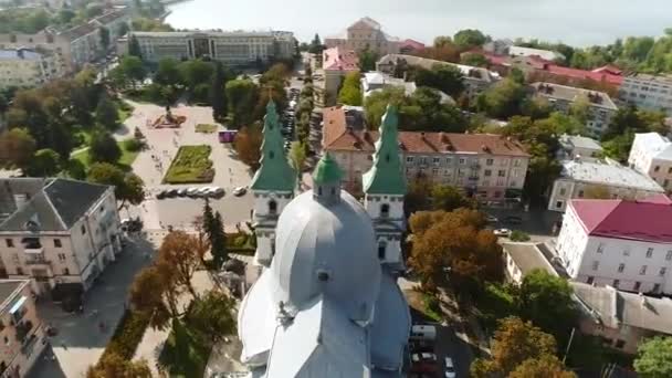Vista aérea Catedral, lago, muelle Ternopil, Ucrania — Vídeo de stock