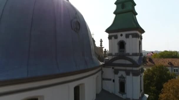 Vista aérea Catedral, lago, muelle Ternopil, Ucrania — Vídeo de stock