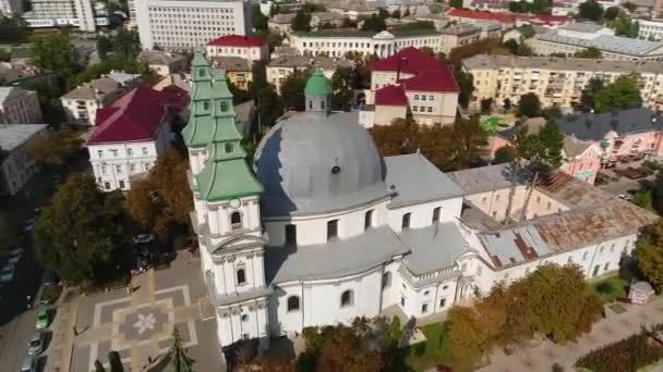 Vista aérea Catedral, lago, muelle Ternopil, Ucrania — Vídeo de stock