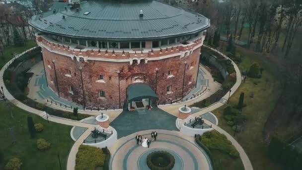 Vista aérea de Lviv y Citadel Inn Hotel Resort — Vídeo de stock
