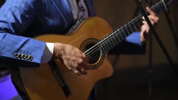 Close up of the hand of a man that playes the guitar — стоковое видео