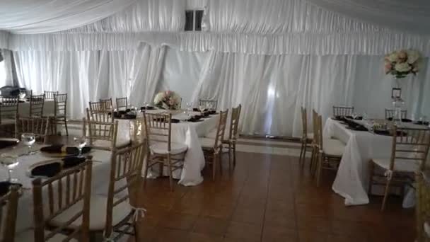 Mooie serveren exquise bruiloft tafel, decor — Stockvideo