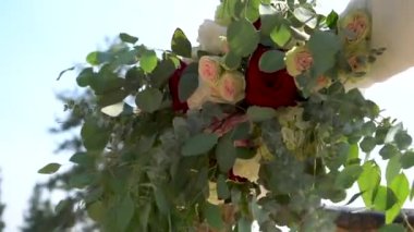 Yeşil parkta doğa düğün töreni. Düğün töreni için süslemeler