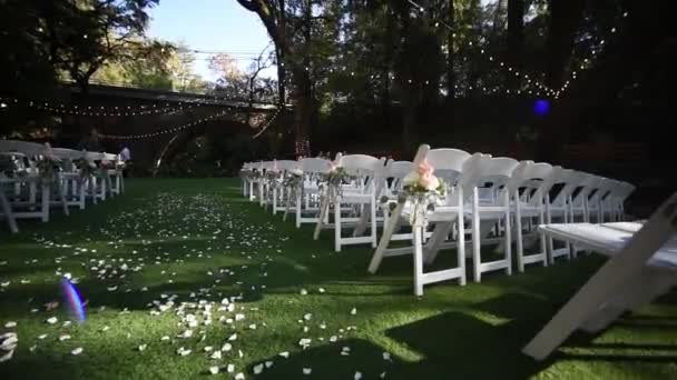 Ceremonia de boda sobre la naturaleza en el parque verde. Decoraciones para la ceremonia de boda — Vídeos de Stock