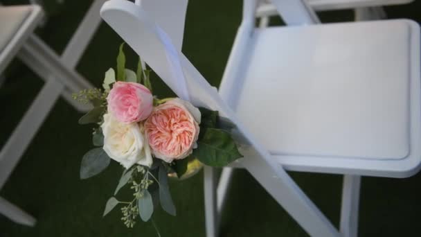 Ceremonia de boda sobre la naturaleza en el parque verde. Decoraciones para la ceremonia de boda — Vídeo de stock
