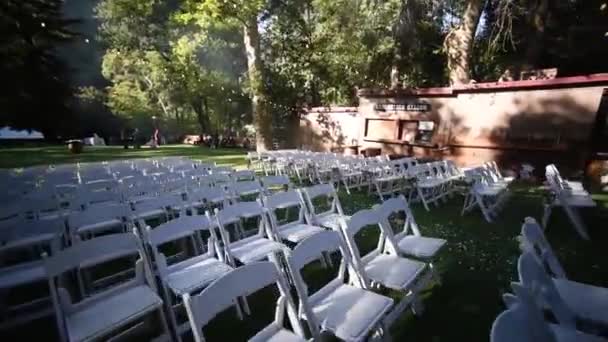 Bröllops ceremonin på naturen i grön park. Dekorationer för bröllops ceremonin — Stockvideo