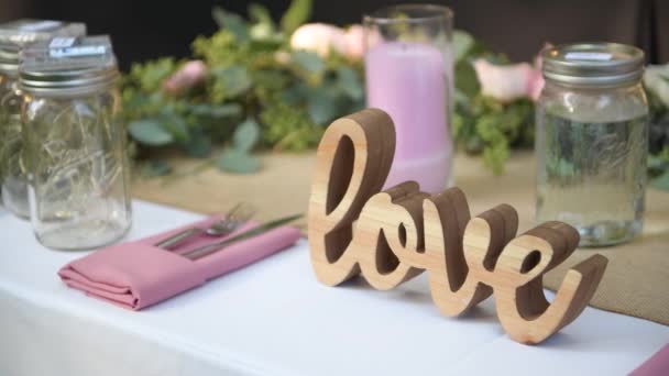 Ceremonia de boda sobre la naturaleza en el parque verde. Decoraciones para la ceremonia de boda — Vídeos de Stock