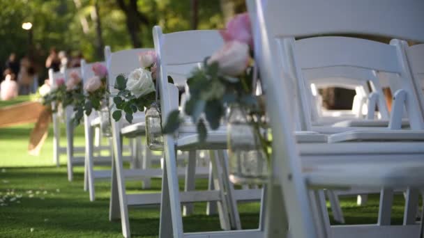 Cerimônia de casamento na natureza no parque verde. Decorações para cerimônia de casamento — Vídeo de Stock