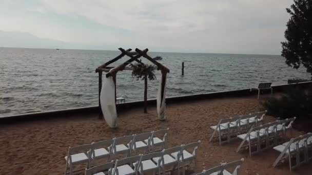Nehir kıyısında ormanda bir düğün töreni için havadan görünüm sandalyeler ve kemer — Stok video