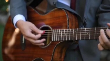 gitar çalan bir adamın elini yakın