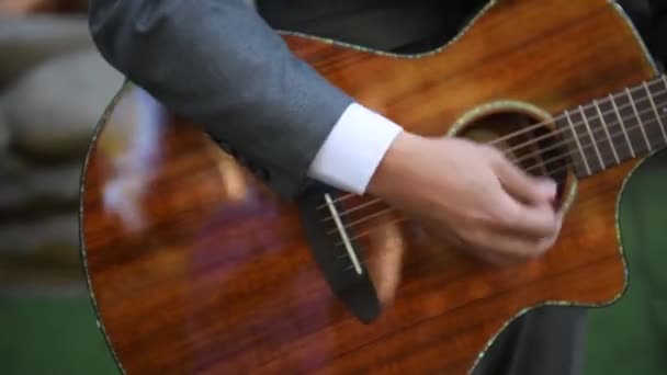 Primer plano de la mano de un hombre que toca la guitarra — Vídeos de Stock