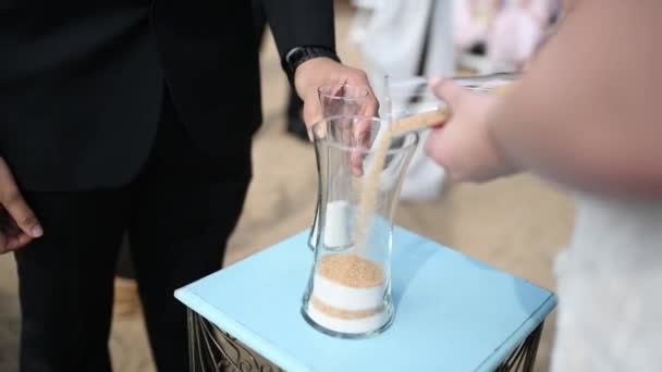 Hands close up, beautiful sand ceremony at the wedding — Stock Video