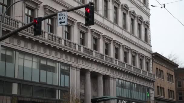 Traffico che entra a Portland, Oregon il giorno — Video Stock