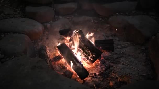 Feuer brennt zu einem Kreis von Steinen — Stockvideo