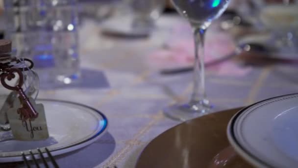 Обслуживание изысканного свадебного стола — стоковое видео