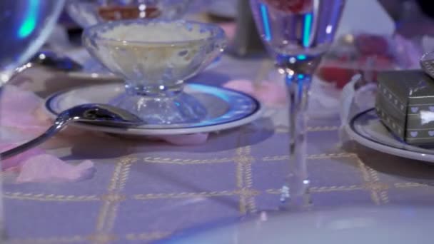 Обслуживание изысканного свадебного стола — стоковое видео