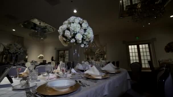 Подача вишуканого весільного столу — стокове відео
