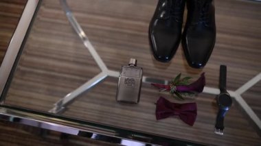 Aksesuarlar damat sabah, kelebek, ayakkabı, saatler