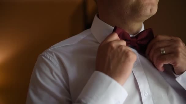 Düğün öncesi damat elbise ve elbiseler — Stok video