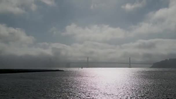 San Francisco Golden Gate Bridge, uitzicht vanaf het zeilschip — Stockvideo