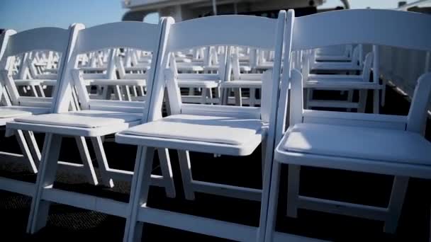 Sillas blancas en una hermosa ceremonia de boda. Boda . — Vídeo de stock