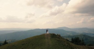 Karpatlar dağda Gelin ve damat, hava video