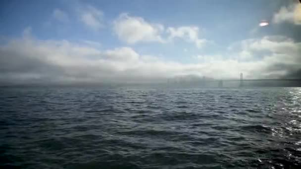 Sanfranciská Zlatá brána Bridge, pohled z Plachetní lodi — Stock video