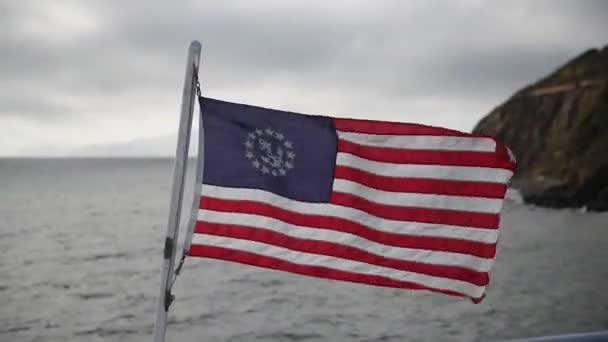 Drapeau américain flottant sur un bateau dans la baie de San Francisco — Video