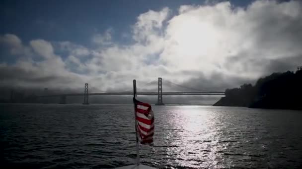 Американський прапор летить на човні в затоці Сан-Франциско — стокове відео