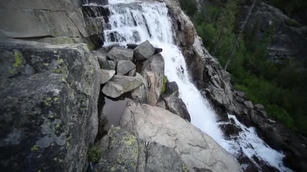 Hermosa cascada en el río en el bosque en las montañas — Vídeos de Stock