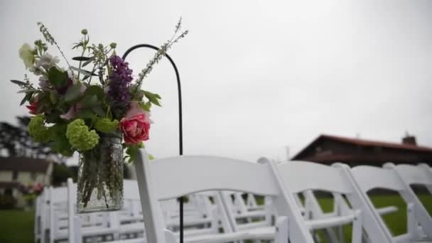 Cerimónia de casamento. Decoração, cadeiras para a cerimônia de casamento no gramado — Vídeo de Stock