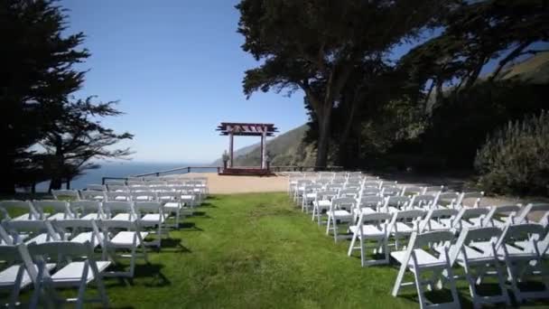 Cerimónia de casamento. Decoração, cadeiras para a cerimônia de casamento no gramado — Vídeo de Stock