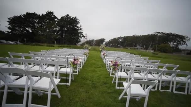 Kimenő esküvő. Decor, székek az esküvő a gyepen — Stock videók