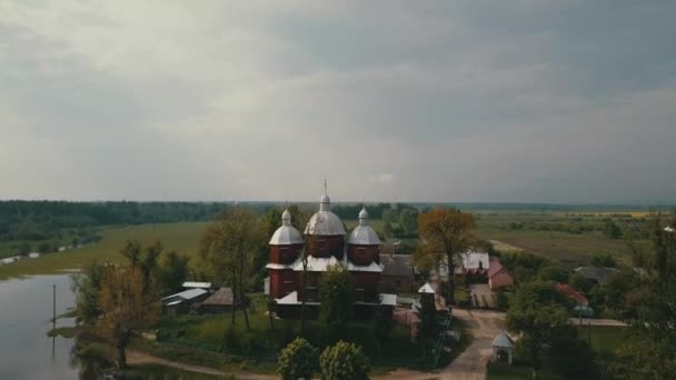 Aero, oude houten Oekraïens-orthodoxe kerk — Stockvideo