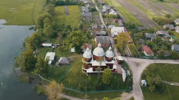 Aero, oude houten Oekraïens-orthodoxe kerk — Stockvideo