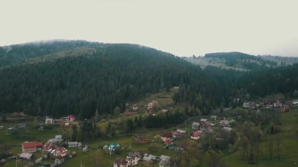 Vista aerea, montagne dei Carpazi e la foresta intorno a Yaremche — Video Stock