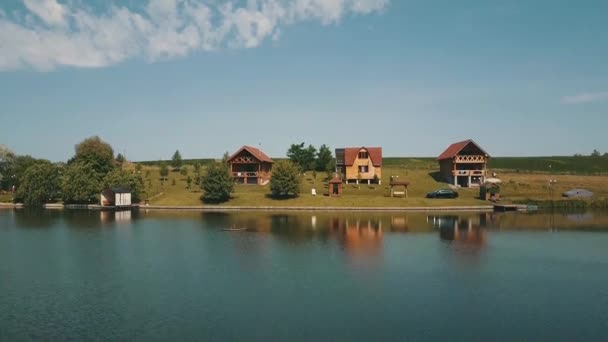 Hava manzarası, ormandaki göl, Ukrayna kıyılarındaki evler. — Stok video