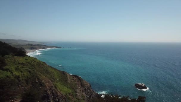 Vista aérea américa belas falésias pelo oceano — Vídeo de Stock