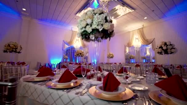 Красиво организованное мероприятие, свадьба, сервировка стола в красных тонах — стоковое видео
