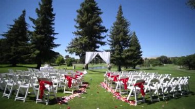 Düğün, golf sahasındaki tören için dekor.