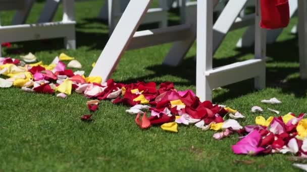 Bruiloft, decor voor de ceremonie op de golfbaan — Stockvideo