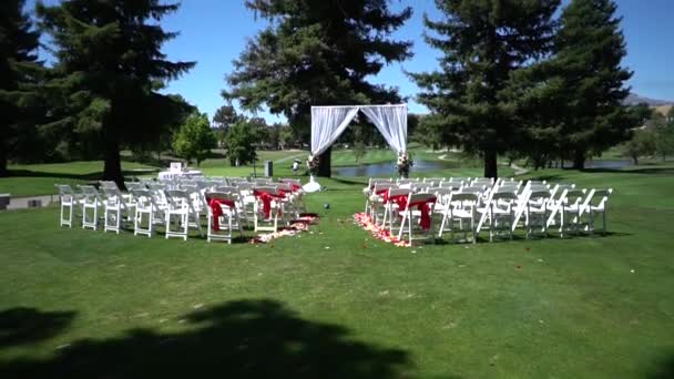 svatba, výzdoba na obřad na golfovém hřišti